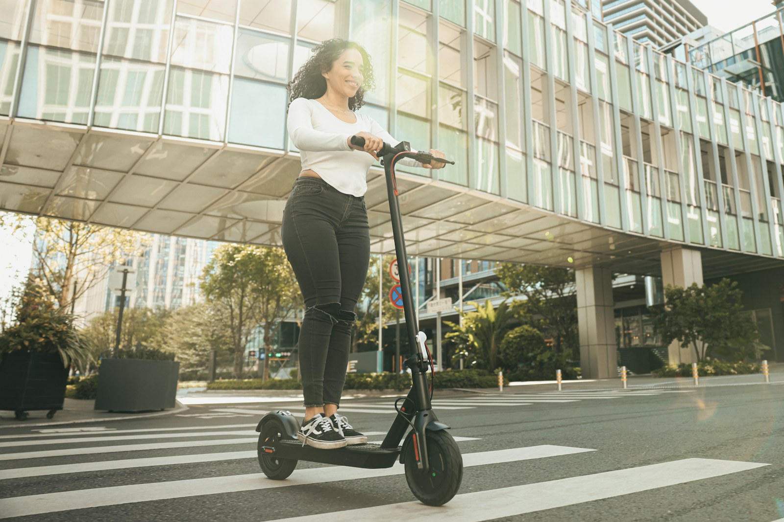 Sfeerbeeld van een elektrische step in de stad